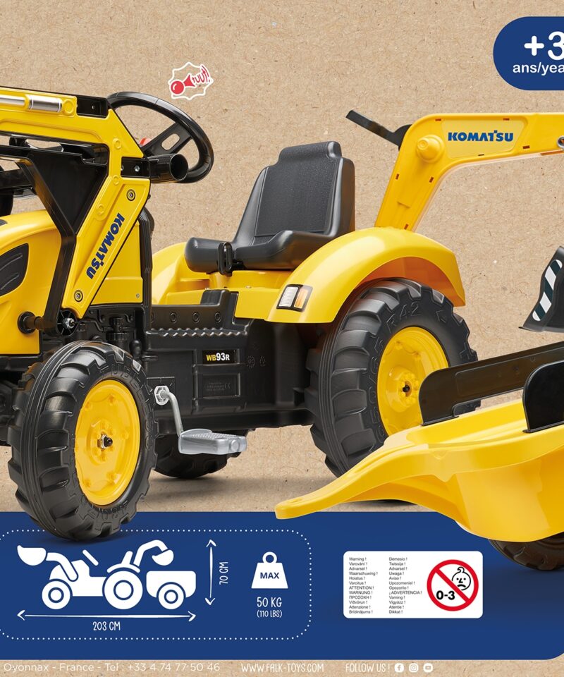 Laps mängimas traktoriga õues