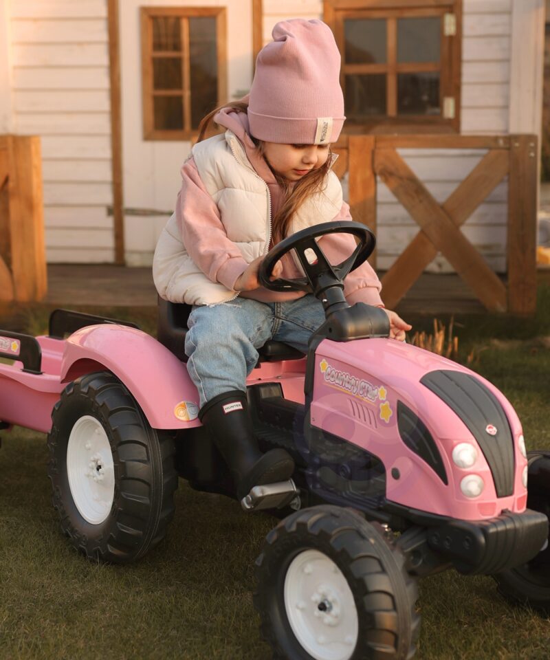 Traktor koos eemaldatava järelkäruga