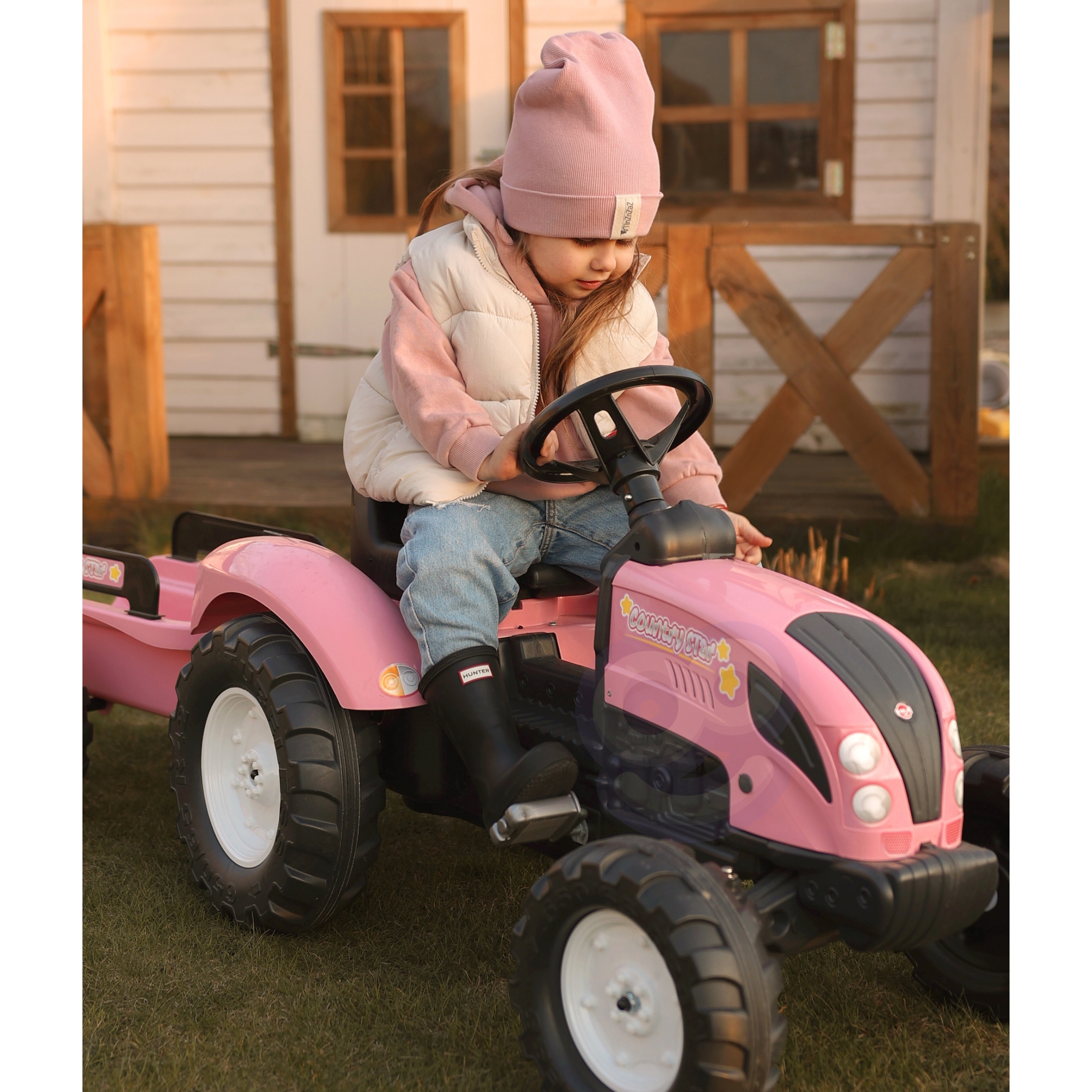 Traktor koos eemaldatava järelkäruga