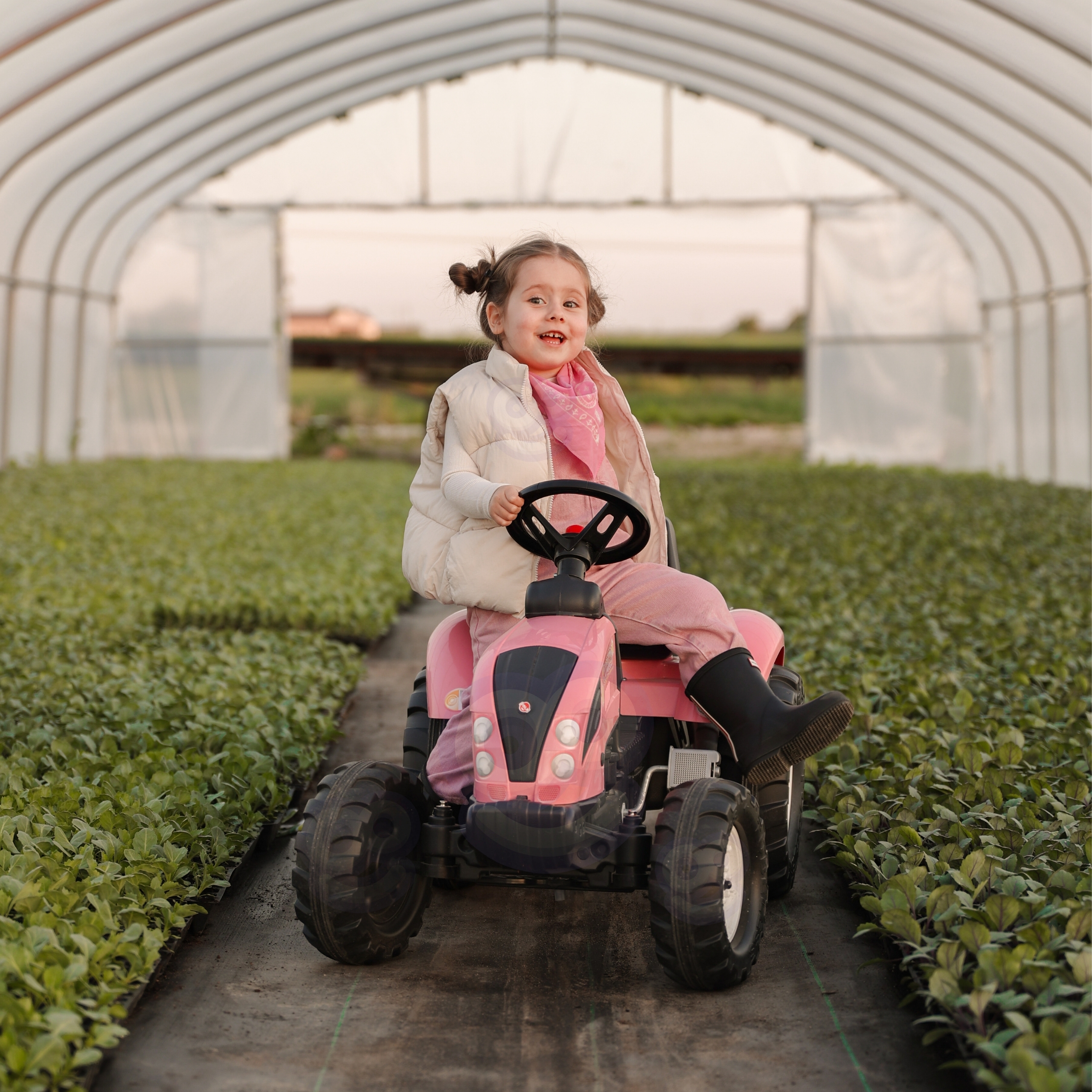 Pedaaltraktor klaksoniga