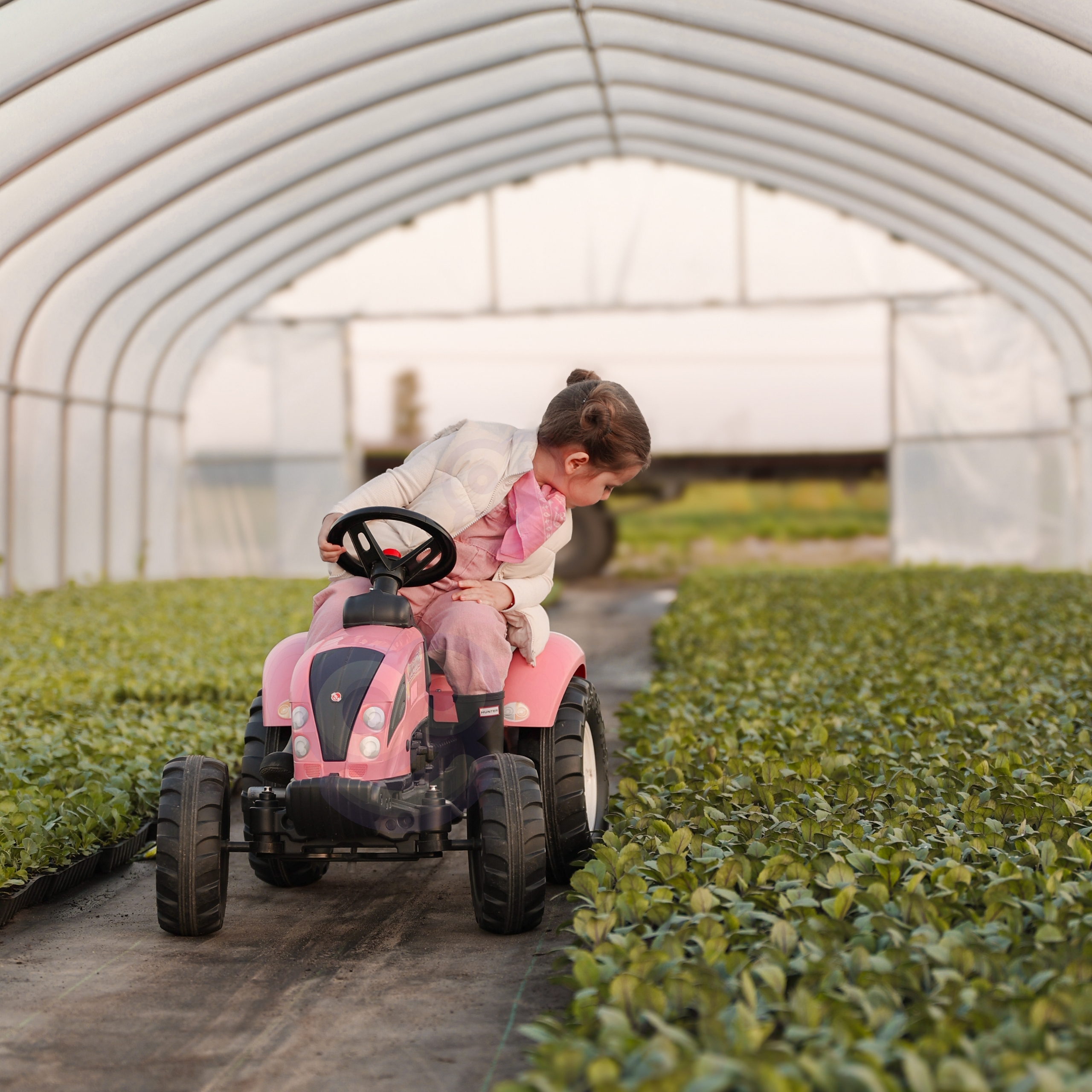 Roosa traktor väikestele traktoristidele