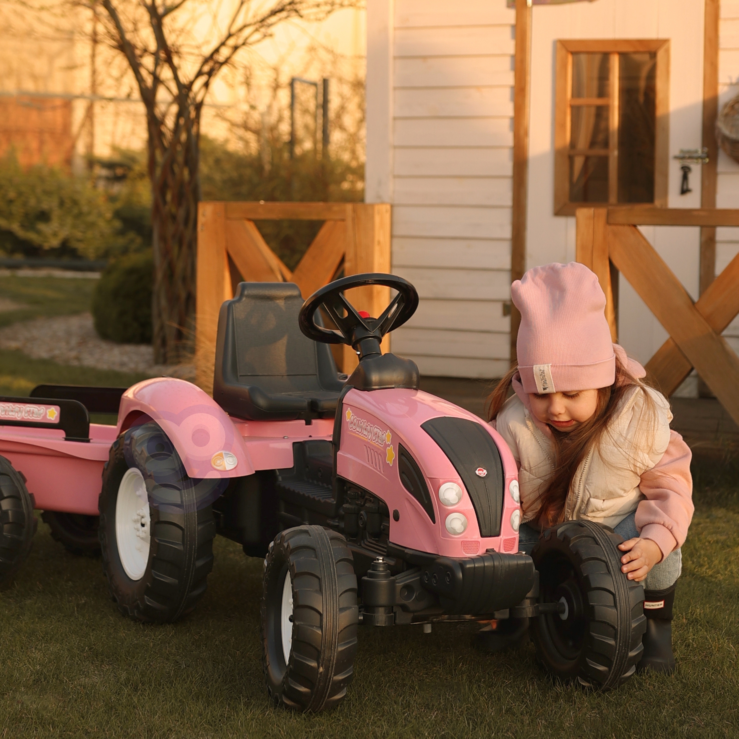 Roosa traktor väikestele traktoristidele