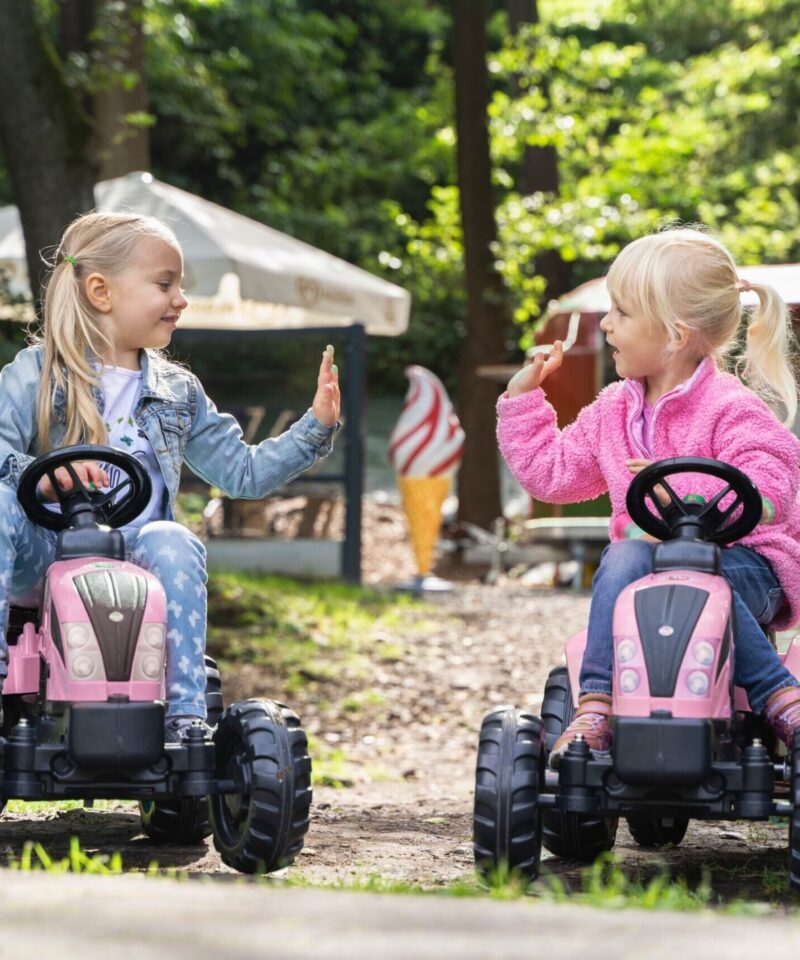 Roosa traktor väikestele traktoristidele