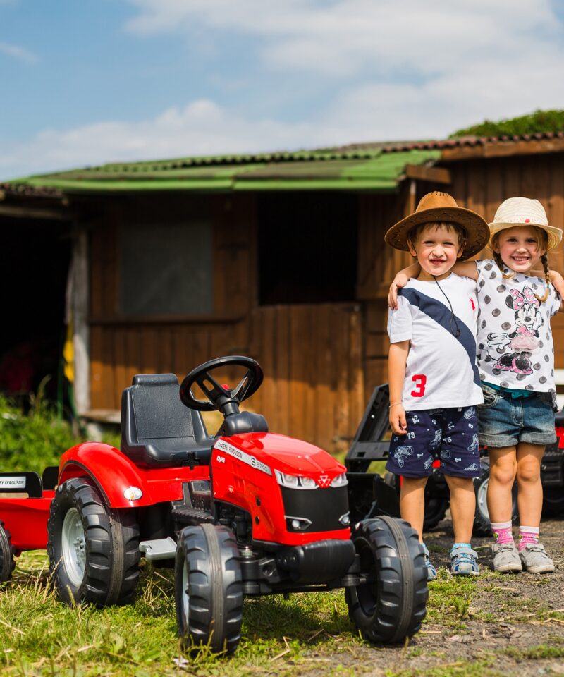 Pedaalidega traktor lastele