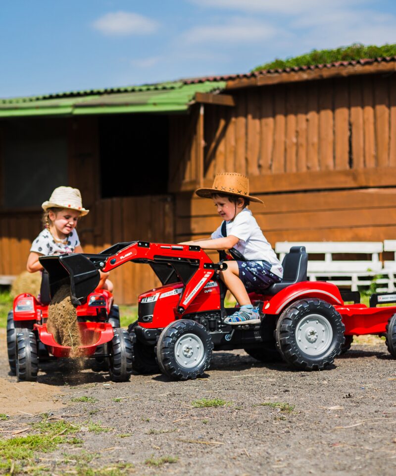 Laste mängutraktor õues mängimiseks