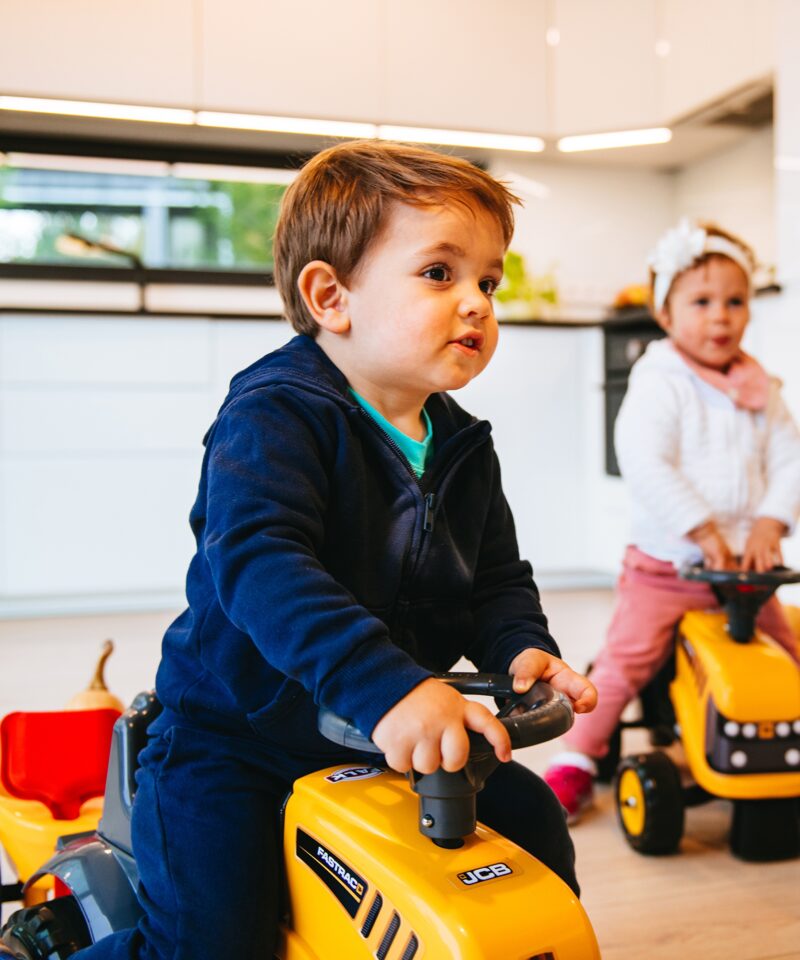 Lastele mõeldud traktor ja kärukomplekt