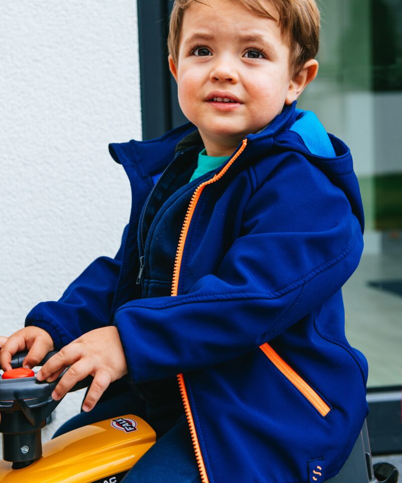 Laste traktor koos kleebistega