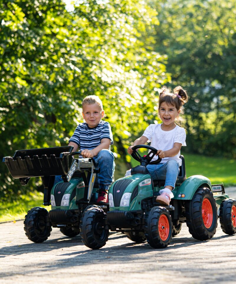 Traktor haagisega väikestele põllumeestele