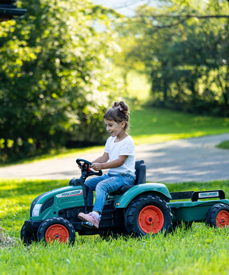 Laste traktor koos eemaldatava haagisega