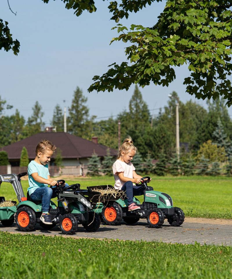 Traktor haagisega mängimiseks õues