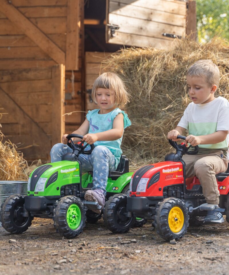 Traktor koos eemaldatava haagisega