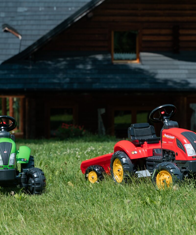 Lapsed mängivad pedaaltraktoriga