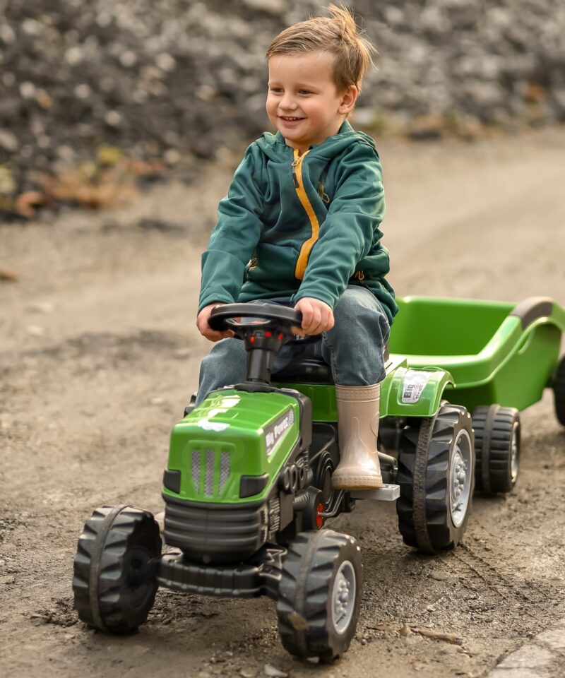 Traktor haagisega lastele mängimiseks
