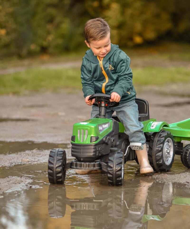 Laste traktor paksude ratastega