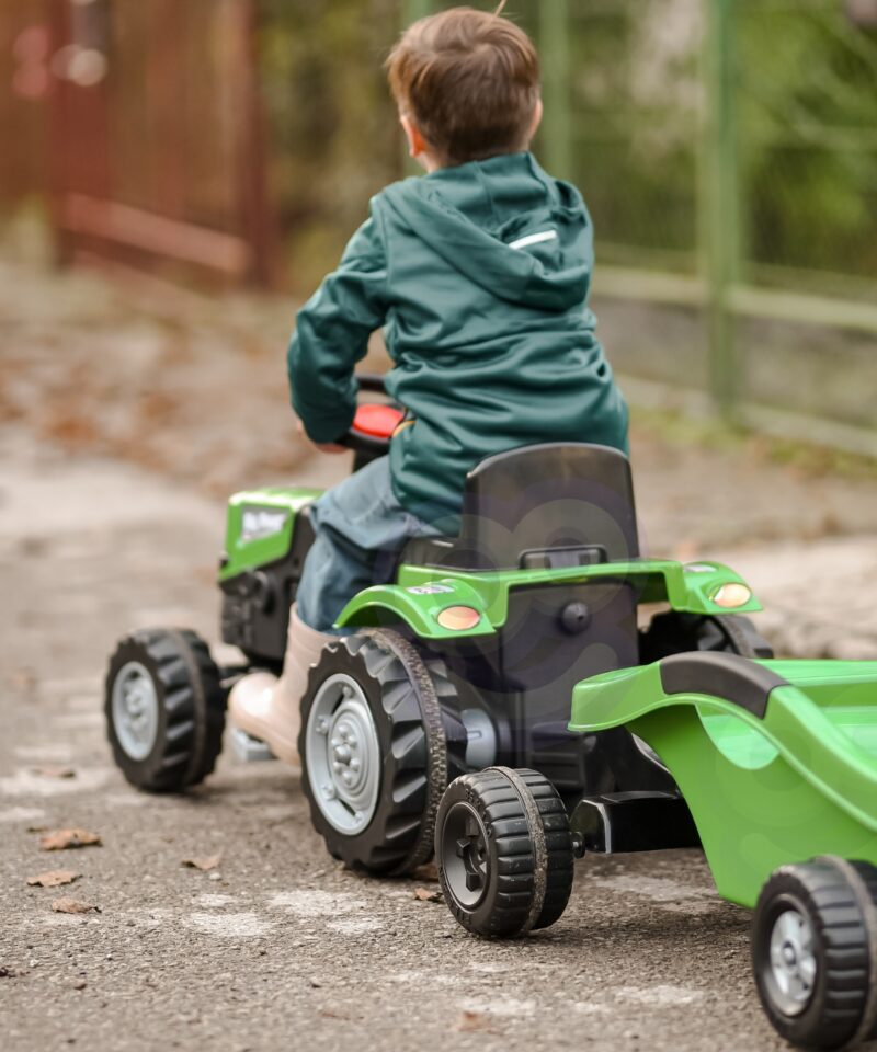 Pedaaltraktor koos haagisega mängulustiks