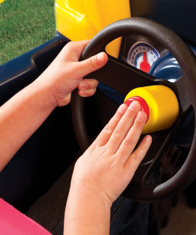 Avanevate ustega mänguauto