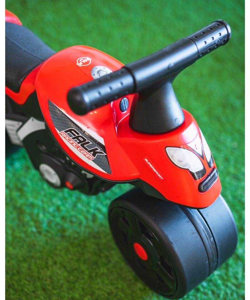 Lastele mõeldud sõidulelu sise- ja välistingimustesse