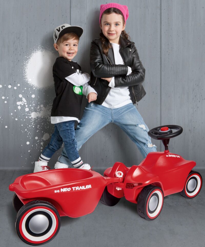 Punane mänguauto haagis, mis sobib igale autole