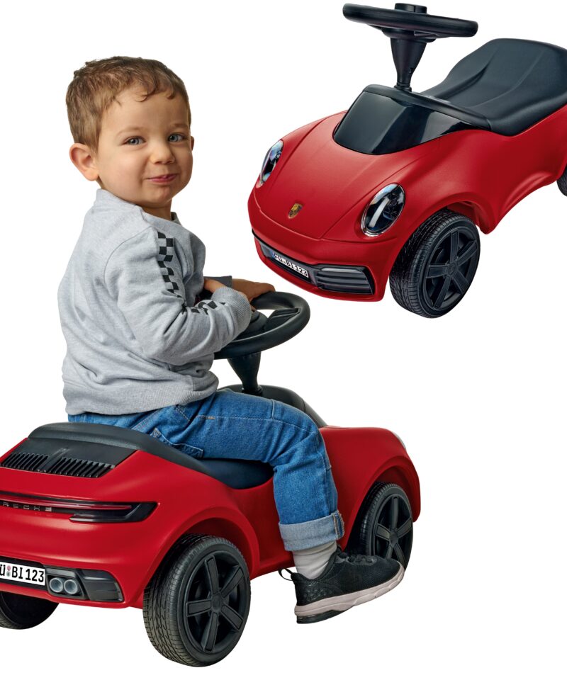 Punane laste sõiduauto mänguasjana