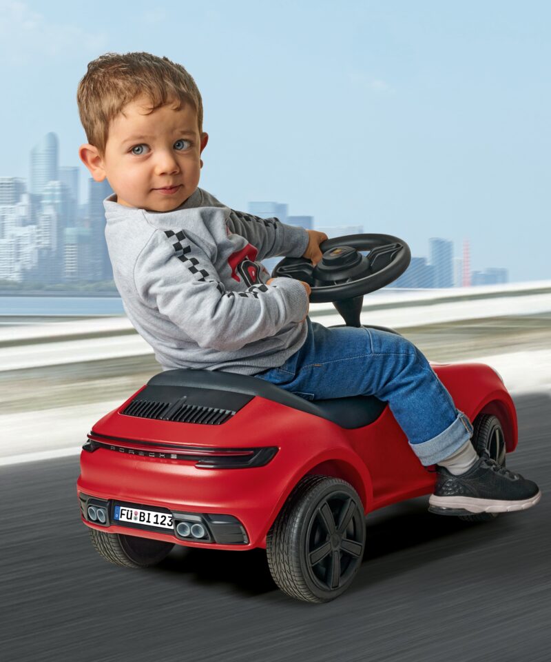 Ergonomiline rooliga laste sõiduauto