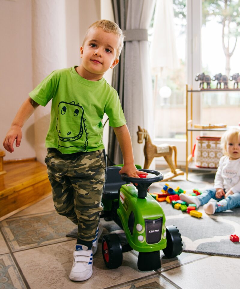 Traktor haagisega koduaeda