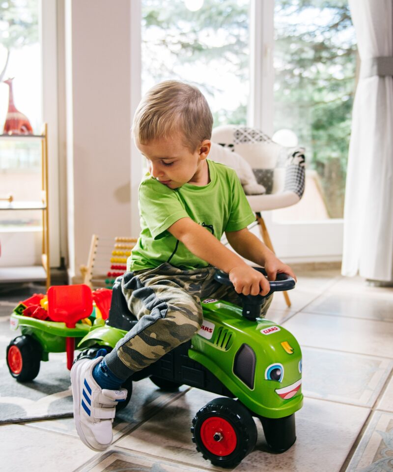 Lõbus mängutraktor kleebistega