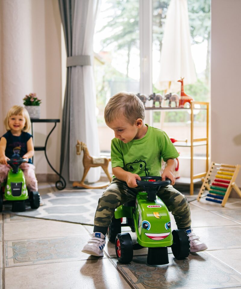 Traktor koos kühvli ja rehaga