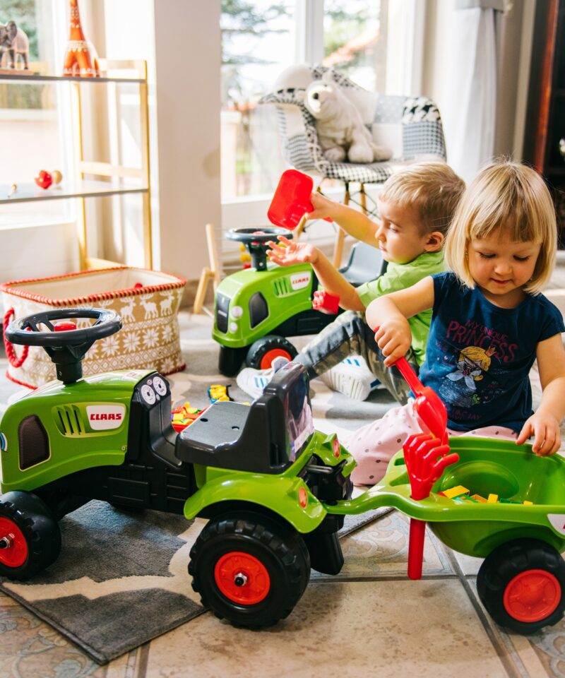 Arendav mänguasi väikesele traktoristile