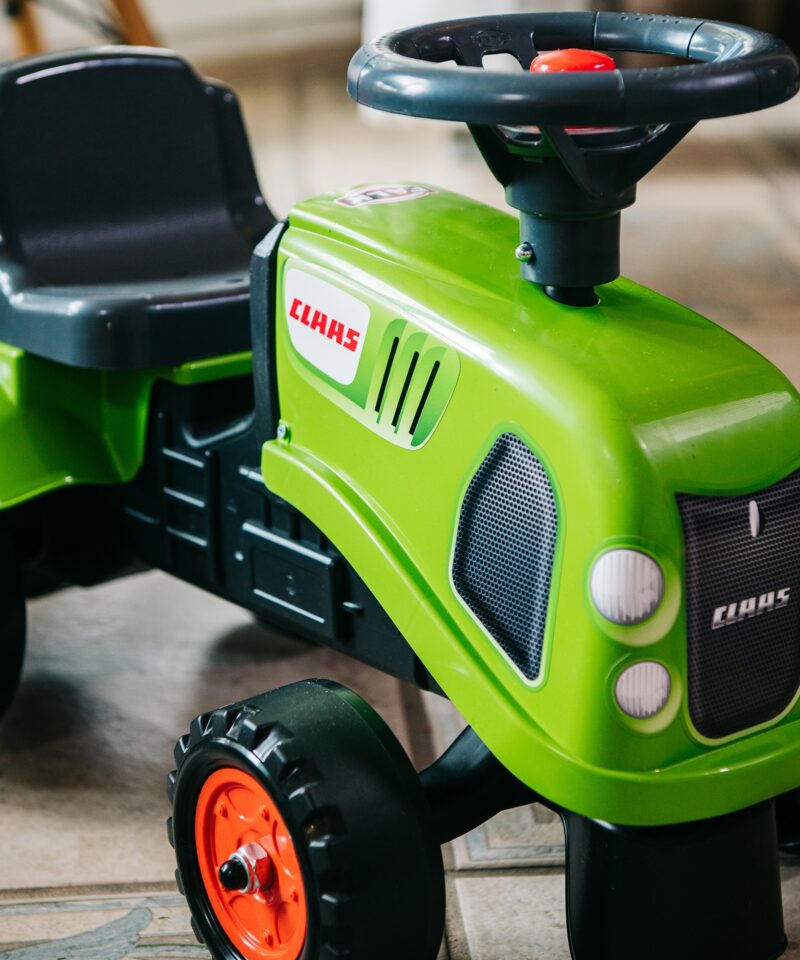 Arendav mänguasi väikesele traktoristile