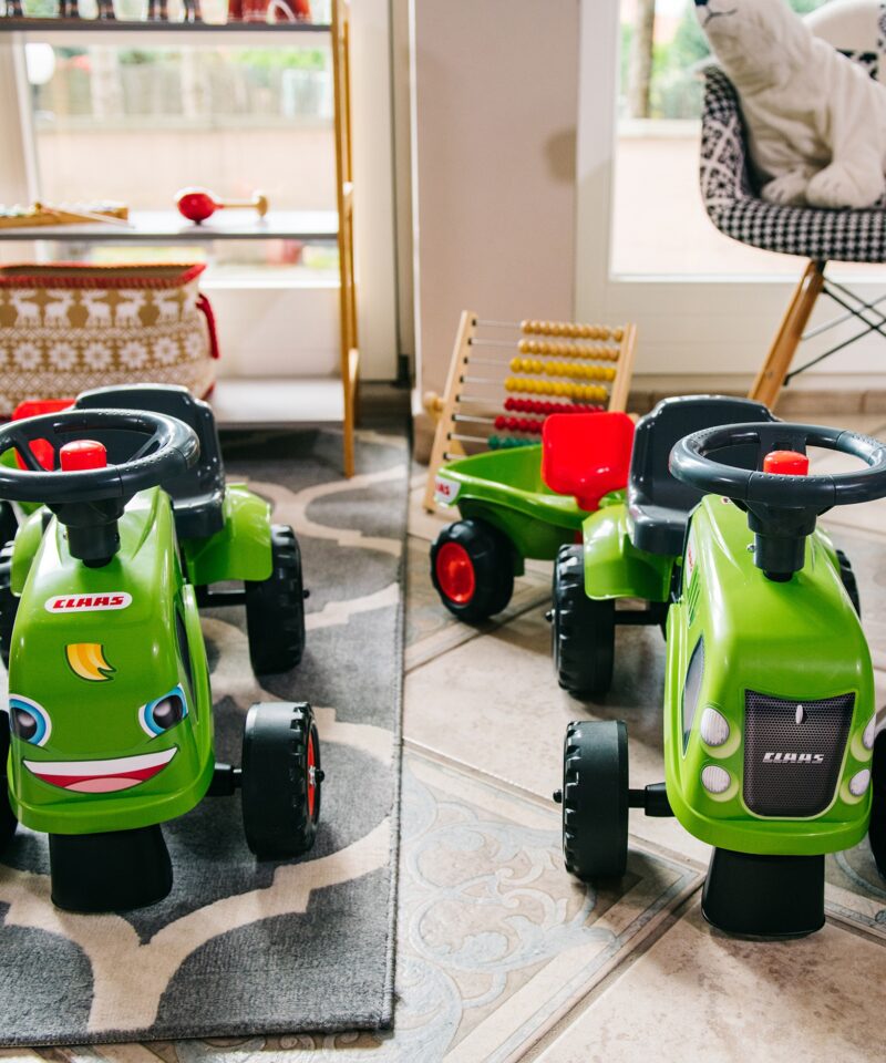 Arendav mänguasi väikesele traktoristile