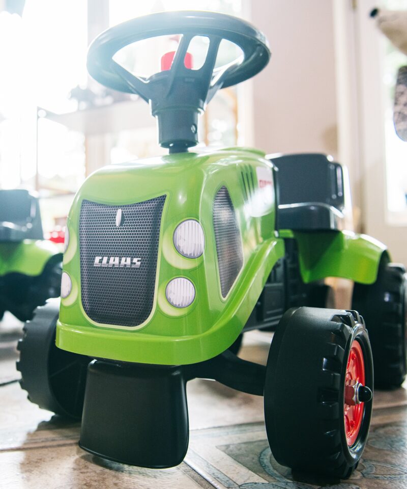 Arendav mänguasi väikesele traktoristile