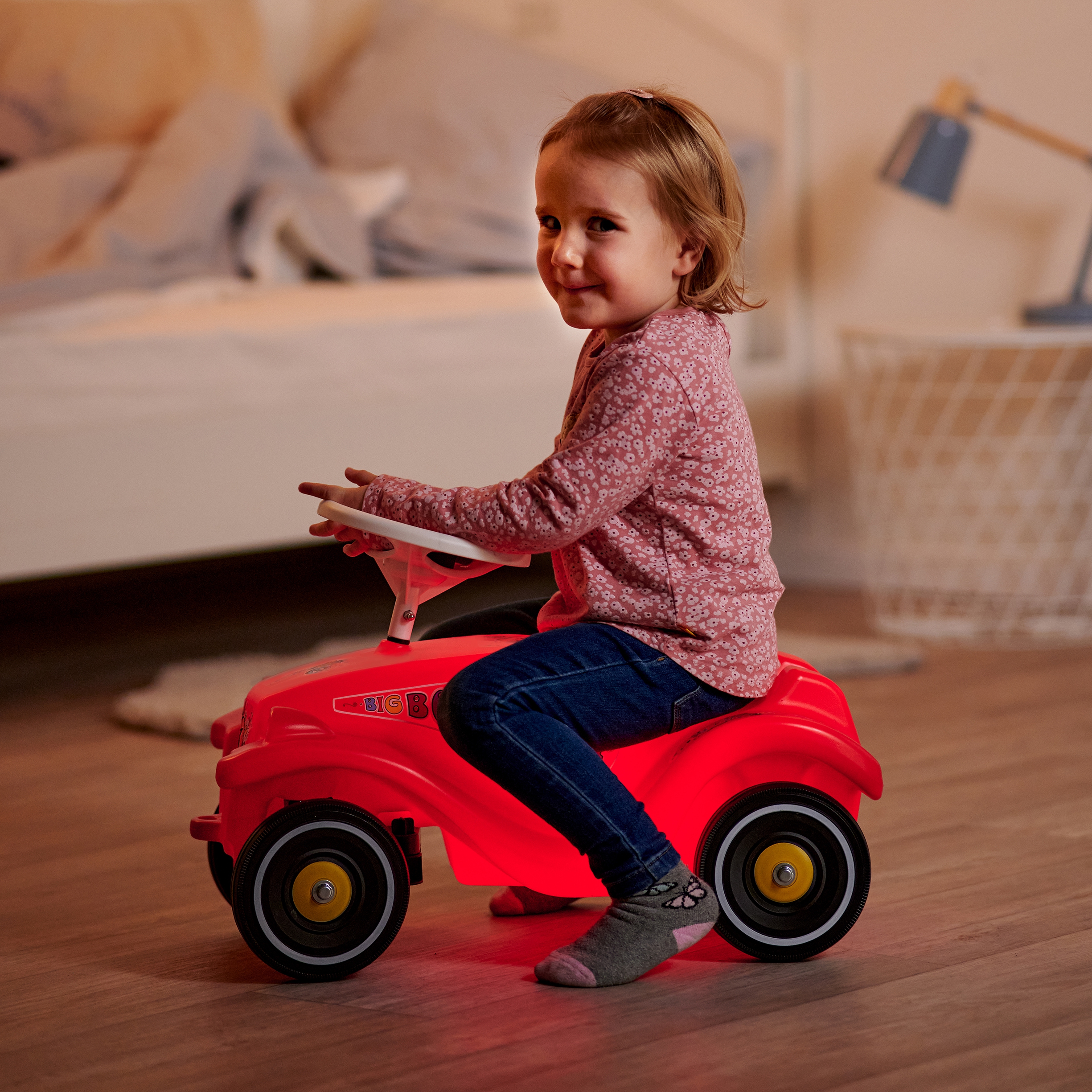 LED-valgustusega sõiduk väikestele avastajatele