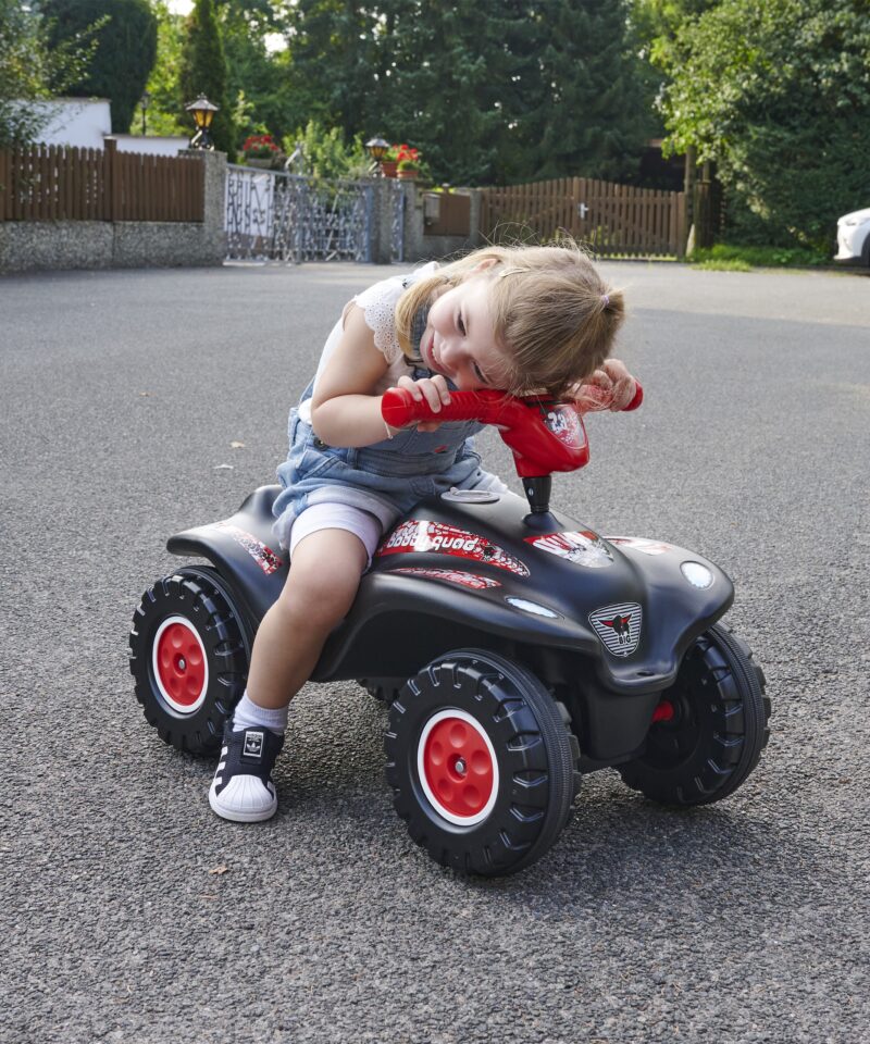 Must kvadraatsõiduk sõidul