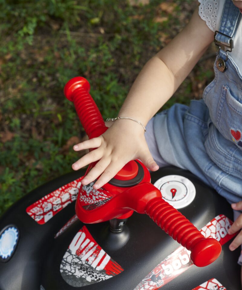 Laste sõiduk koos haagisekonksuga