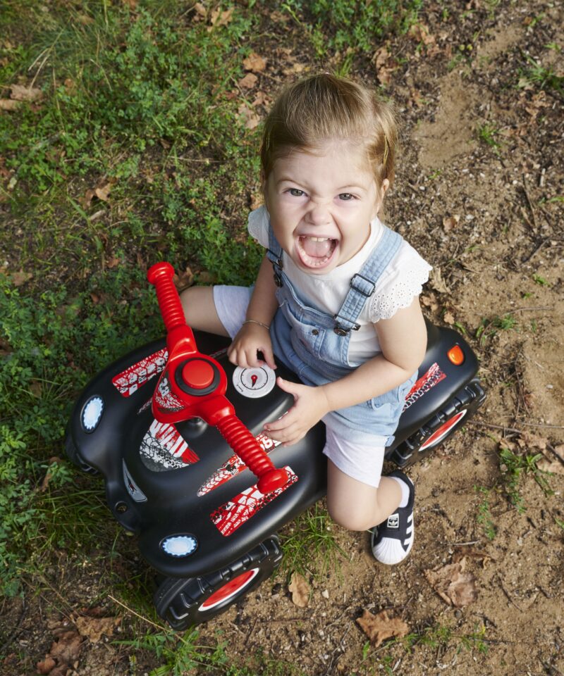 Kvadraatsõiduk pööratavate ratastega