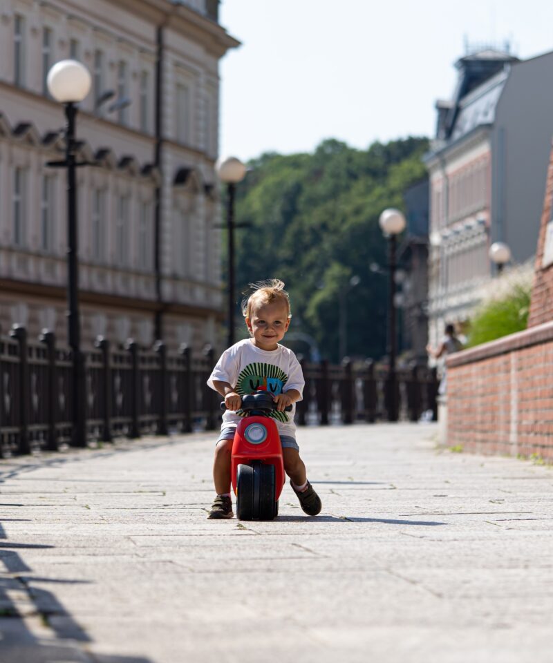 Turvaline lasteroller koos signaalpasunaga