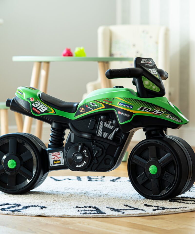 Laps sõidab rohelise sõidumootoriga