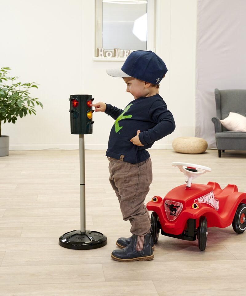 Valgusfoor koos tegelaskujudega