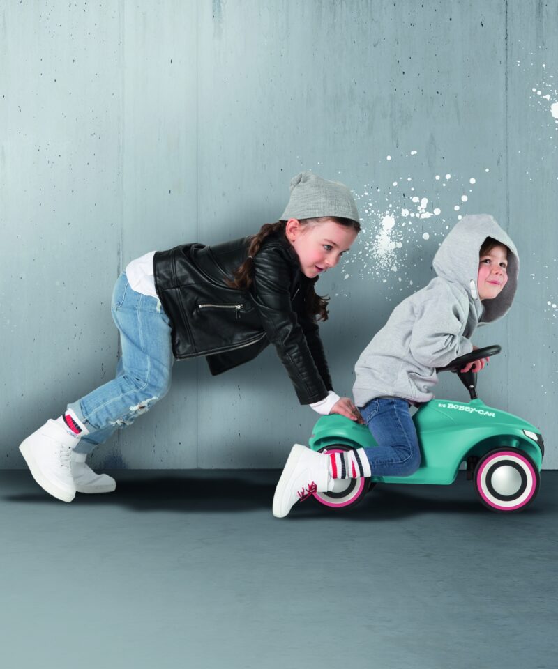 Laste sõiduk turvalise rooliga