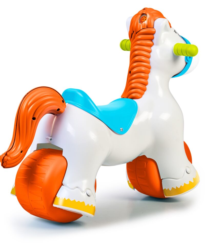 Laps mängib kiikuva hobusega