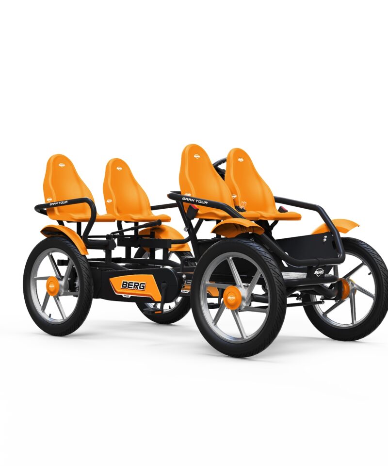 Neljakohaline kardisõiduk pargis