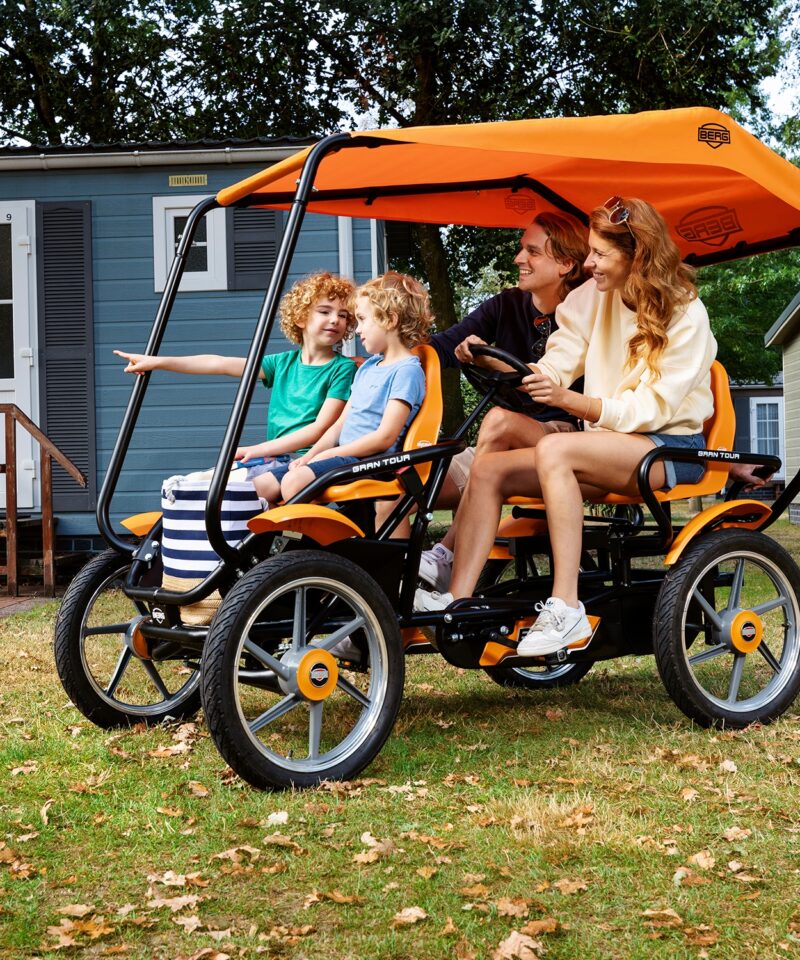 Pedaalidega kardisõiduk neljale