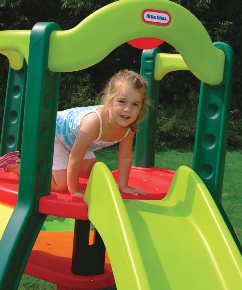 Lapsed ronivad mänguväljakul