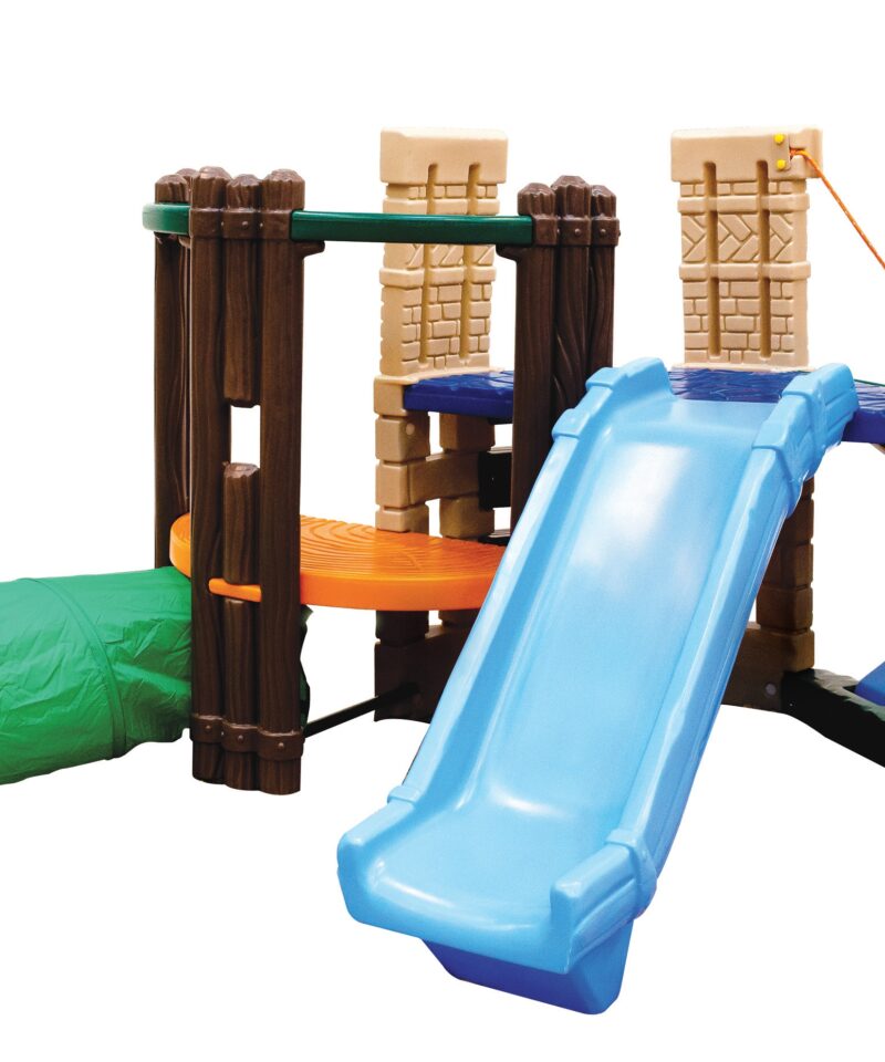 Laste mänguväljak liumäega aias