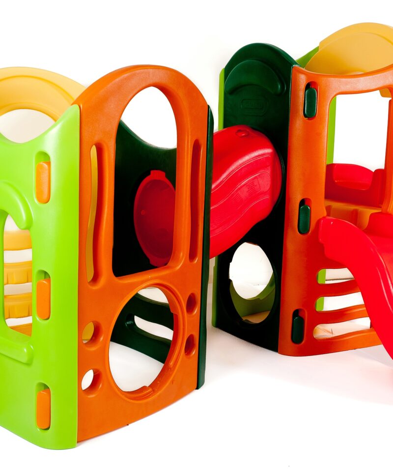 Mitmekülgne mänguväljak lastele aias