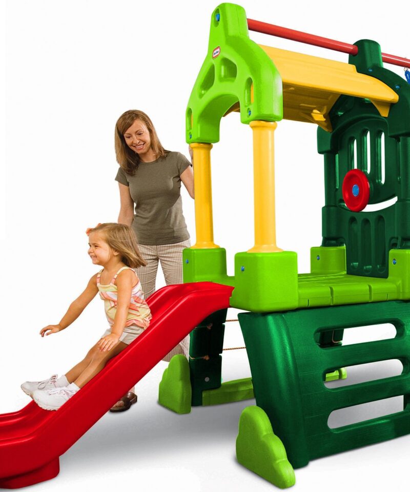 Lapsed kiikumas mänguväljakul