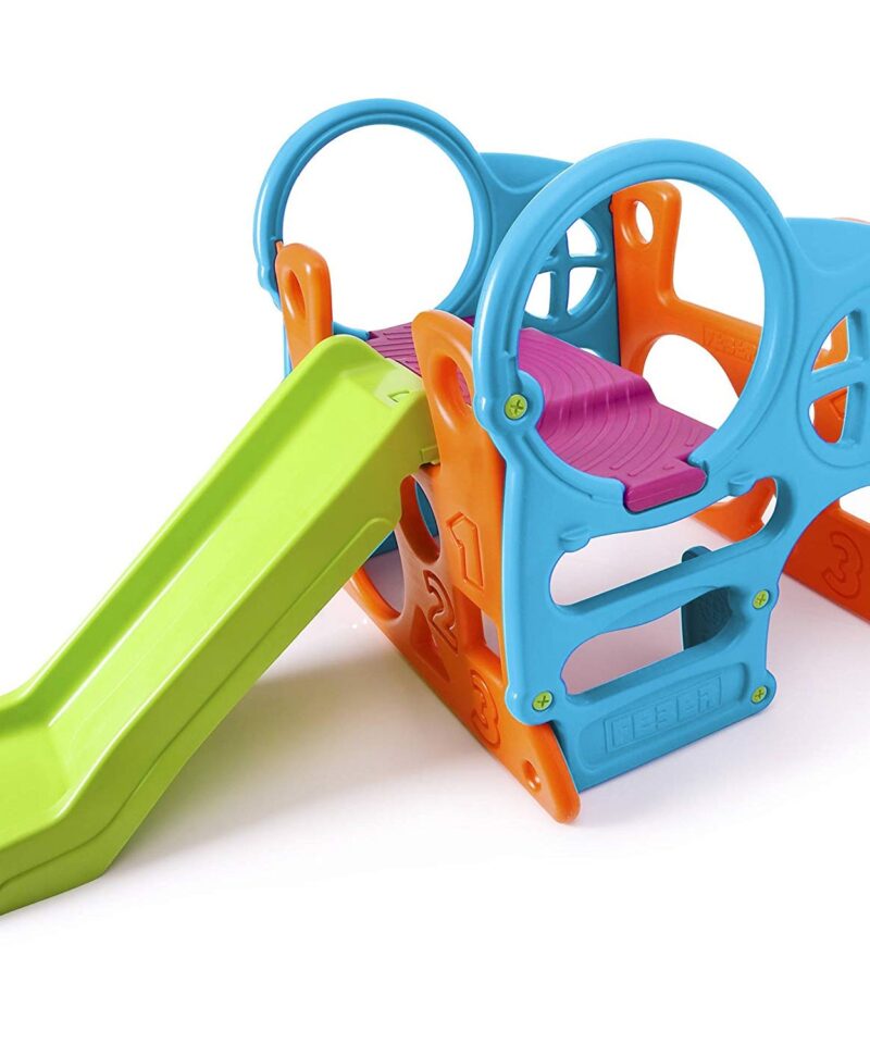 Laste mängukeskus koos liumäega