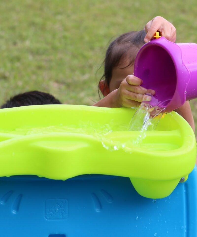 Lapsed loovad veeradasid mänguseinal