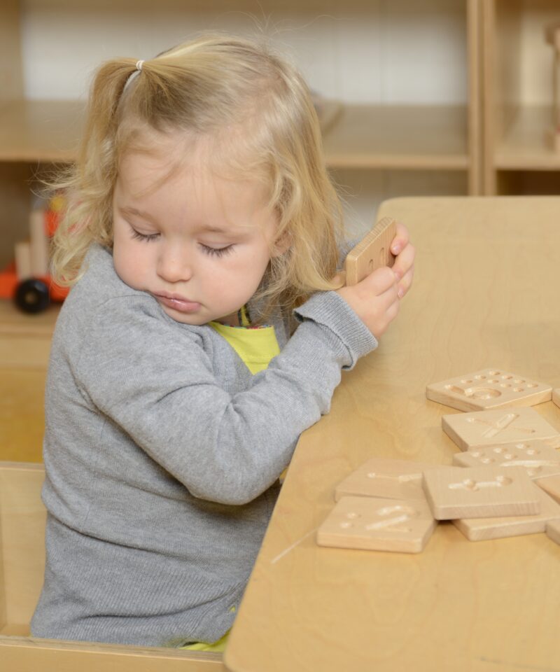 Komplekt graveeritud puidust plaatidega