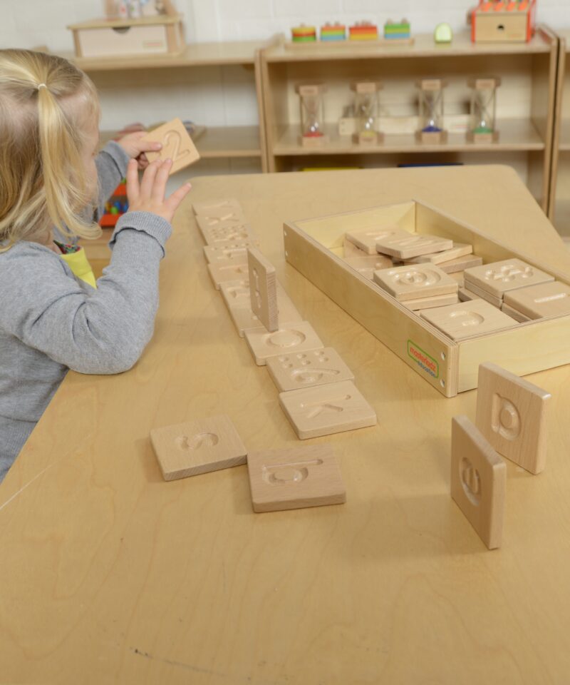 Tähed ja numbrid puidust plaatidel